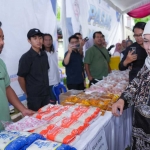 Gubernur Khofifah saat meninjau pelaksanaan pasar murah di Pamekasan.