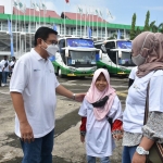 Dirut Petrokimia Gresik Dwi Satriyo Annurogo berbincang dengan peserta mudik gratis. foto: SYUHUD/ BANGSAONLINE.com