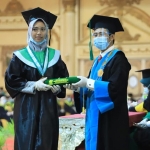 SELAMAT: Salah satu wisudawati Unusida saat prosesi wisuda di Hotel Utami, Sabtu (28/11). foto: ist.
