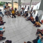 Relawan Gusdurian Mojokutho saat menggelar acara belajar di luar ruang bersama siswa SLB. Foto: Ist