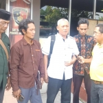 Sarkawi dan Ahmad Zaini selaku kuasa hukum korban saat diwawancarai wartawan di depan Mapolres Sumenep.