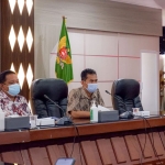 Kepala Disbudparpora Kota Kediri, Zachrie Ahmad (kanan), saat memberi pemaparan bersama  dan Tim LPPM UNAIR, Riyadi. Foto: Ist