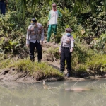 Kapolsek Sukorejo AKP Sukiyanto (kiri) saat berada di lokasi untuk memantau proses evakuasi korban. 