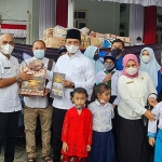 Bupati Bangkalan, R Abdul Latif Amin Imron, saat menerima bantuan untuk korban Erupsi Semeru dari siswa-siswi di wilayahnya.