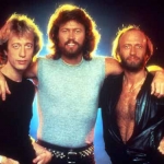Barry (tengah) bersama saudaranya, sesama anggota Bee Gees, Robin dan Maurice, tahun 1983 (Photo: REX FEATURES)