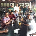 Ketua DPAC-DPAC PKB saat menggelar pertemuan di salah satu rumah makan, beberapa waktu lalu. foto: SYUHUD/ BANGSAONLINE