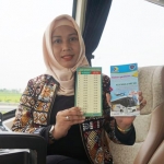 Wali Kota Mojokerto Ika Puspitasari saat mencoba naik Bus Damri Juanda Trayek Mojokerto Kota - Juanda.