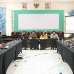 Ketua Dewan Pers, Ninik Rahayu, saat memimpin rapat bersama tim pemenangan capres-cawapres.