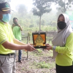 Bupati Mojokerto Ikfina Fahmawati ketika menerima cenderamata dari Kesatuan Pengelolaan Hutan (KPH) Mojokerto.