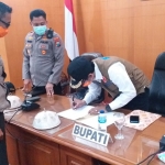 Bupati Latif menandatangani pembentukan Satgas Percepatan Penanganan Covid-19.