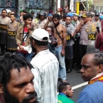 Kapolres Malang Kota AKBP Asfuri bersama Dandim 0833 Kota Malang Letkol Inf Tommy Anderson dan jajarannya ketika menemui anggota Aliansi Mahasiswa Papua yang demo di Jalan Kahuripan Malang, Kamis (15/08). foto: IWAN/ BANGSAONLINE