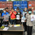 Kasubbag Humas dan Kasat Reskrim Polrestabes Surabaya saat di-TKP pembungan limbah beracun.