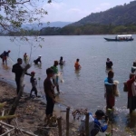 Suasana lomba njolo dalam rangka mengkampanyekan stop illegal fishing.