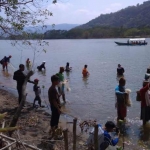 Suasana lomba njolo dalam rangka mengkampanyekan stop illegal fishing.