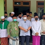 Pengurus Ikatan Thariqah Qadiriyah Naqsabandiyah dan tokoh agama di Kecamatan Grogol, Tarokan, dan Banyakan, saat mendeklarasikan dukungan untuk paslon Dhito - Dewi. foto: MUJI HARJITA/ BANGSAONLINE