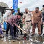 Wakil Bupati KH Mujib Imron saat membuka acara pematokan disaksikan oleh Ketua BPN Sulam Samsul dan forkopimda.