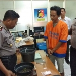 Kapolsek Waru Kompol Saibani menunjukkan barang bukti ganja hidup milik tersangka Marsel.