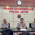 Kabid Humas Polda Jatim, Kombes Pol Jules Abraham Abast, saat konferensi pers.