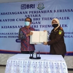 Kajari Trenggalek Darfiah (kanan) dan Pimpinan BRI Cabang Trenggalek Yuwanda Rahman. (foto: HERMAN/ BANGSAONLINE)
