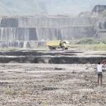 Sejumlah penambang liar masih nekat menambang pasir di Sungai Bladak. 