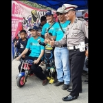 Bupati Madiun Ahmad Dawami bersama pembalap cilik di acara Bupati Cup Drag Bike.