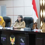Pj Wali Kota Kediri, Zanariah (tengah), saat memberikan arahan dalam sosialisasi tata naskah dinas. Foto: Ist