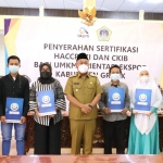 Bupati Gresik, Fandi Akhmad Yani, bersama Kepala OPD dan UMKM penerima sertifikat. Foto: SYUHUD/ BANGSAONLINE