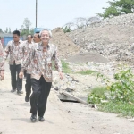 Wabup Pungkasiadi ketika meninjau Tempat Pembuangan Akhir (TPA) Belahan Tengah.
