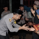 Kapolres Jombang AKBP Moh. Nurhidayat saat takziah ke rumah salah satu korban tragedi Kanjuruhan di Desa Sumbernongko. Foto: AAN AMRULLOH/ BANGSAONLINE