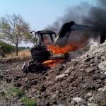 HANGUS: Backhoe yang terbakar saat ditinggal kencing. foto: haris/BANGSAONLINE