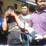 ?Ahmadi saat diamankan petugas. Foto:rusmiyanto/BANGSAONLINE