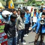 Aksi PMII saat demo di depan Mapolres dan Pemkab Lumajang. foto: imron/BANGSAONLINE