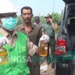 Petugas BLH membawa sampel air sungai di Desa Jatipelem untuk dicek laboratorium. foto: RONY S/ BANGSAONLINE