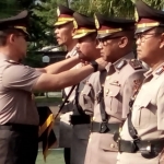 Kapolres Batu AKBP Harviadhi Agung Prathama memimpin serah terima jabatan 5 personelnya bertempat di halaman Mapolres, Selasa (28/1) pagi.