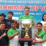 Tim KRPG bersama para pelatih saat sesi foto bersama usai dinobatkan sebagai pemenang Kejurnas Petrokimia Cup VIII 2017. foto: SYUHUD/ BANGSAONLINE