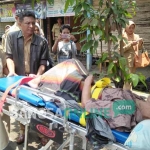 Wabup Blitar Marhaenis UW saat membantu proses evakuasi Miswan. foto: AKINA/ BANGSAONLINE
