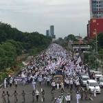 Massa pendemo di depan Mapolda Jawa Timur Jalan A Yani Surabaya, Jumat (21/11/2016)