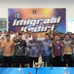 Kepala Kantor Wilayah Direktorat Jenderal Imigrasi Jawa Timur, Novianto Sulastono bersama jajaran Kantor Imigrasi Kelas II Non TPI Kediri. Foto: Ist. 