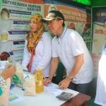 Wali Kota Malang, HM. Anton, didampingi ketua PKK Kota Malang Farida Dewi Suryani, meninjau salah satu stand pangan, usai meresmikan RPK. foto: hms