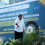 Sekretaris Daerah Kabupaten Kediri, Mohammad Solikin, saat memukul gong sebagai tanda rapat dimulai. Foto: Ist