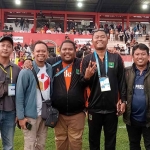 Manajer Persekabpas, Gaung Andaka, bersama pelatih, Masdra Nurisza, serta para wartawan.