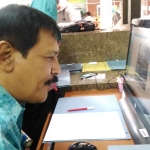 Agus Fabriantoro, Deputi bidang Evaluasi Pelayanan Publik Kemenpan RB saat dialog teleconference dengan warga yang sedang mengurus surat di salah satu kelurahan.