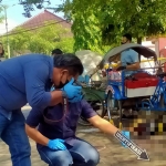 Polres Trenggalek sedang melakukan olah TKP. (foto: HERMAN/ BANGSAONLINE)