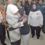 Gubernur Jawa Timur Khofifah Indar Parawansa memeluk salah seorang korban selamat KM Santika Nusantara di Terminal Gapura Surya Nusantara, Tanjung Perak Surabaya, Sabtu (24/8/2019). foto: istimewa/ bangsaonline.com