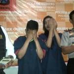 Dua pelaku pemerasan yang merupakan pasangan tidak normal saat diperiksa di Polsek Gubeng Surabaya. (Rusmiyanto/BangsaOnline)