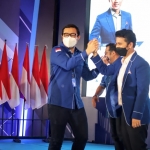 Dua kandidat Calon Ketua DPD Partai Demokrat Jatim, Emil Elestianto Dardak dan Bayu Airlangga saling berjabat tangan dalam Musda VI Partai Demokrat Jatim di Surabaya. foto: istimewa