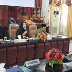 Pimpinan DPRD Kota Mojokerto Febriyana Meldyawati, Suyono, dan Junaedi Malik ketika memimpin jalannya rapat dengar pendapat (RDP)  normalisasi sungai Sadar. Foto: YUDI EP/BANGSAONLINE