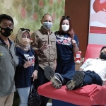 Dari kiri - Agus Priyono (Koordinator Penyuluhan Kehutanan Lapangan CDK Trenggalek Wilker Kediri) Awiek Wiyono (ARPL Kediri), Siswaningtri (RGR), Agung Prasetija (Kepala Seksi Tata Kelola dan Usaha, CDK Wilayah Trenggalek) Irma Yulianti (Koordinator RGR) Mat Soleh (pendonor, aktivis lingkungan Megapala Kediri) dan Eko (CDK Trenggalek Wilker Kediri). foto: MUJI HARJITA/ BANGSAONLINE