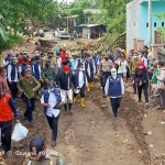 Gubernur Jatim Khofifah Indar Parawanas dan Bupati Pasuruan Irsyad Yusuf saat melakukan peninjauan kerusakan akibat banjir bandang di Kabupaten Pasuruan, Jumat (5/3).