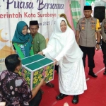 Wali Kota Risma saat memberikan bantuan kepada warga eks lokalisasi Dupak Bangunsari, Juma (10/5) sore. foto: YUDI ARIANTO/ BANGSAONLINE